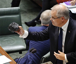 Scott Morrison, coal lump, Parliament. ABC News: Nick Haggarty